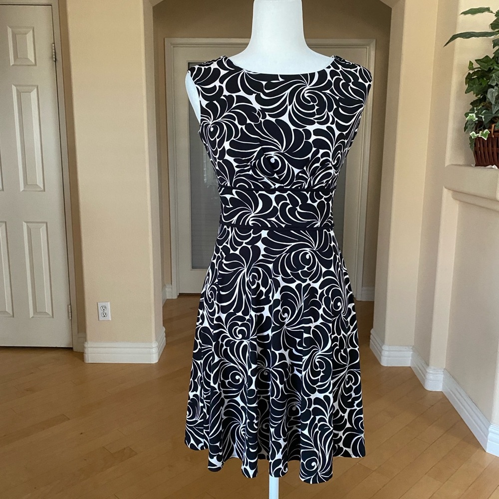 London Times Black and White Sleeveless Mini Dress